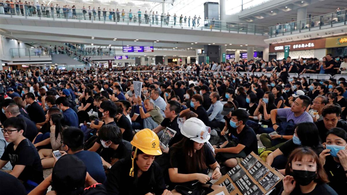 Hong Kong cancela sus vuelos por las protestas masivas en el aeropuerto