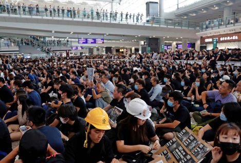 Hong Kong cancela sus vuelos por las protestas masivas en el aeropuerto