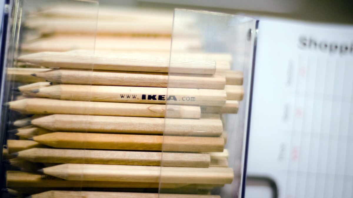 Ikea retira los lápices y los metros gratuitos de sus tiendas por razones de «sostenibilidad»