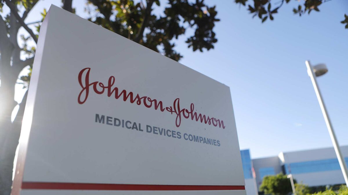 Johnson & Johnson, condenada a pagar 572 millones de dólares por su papel en la crisis de los opiáceos