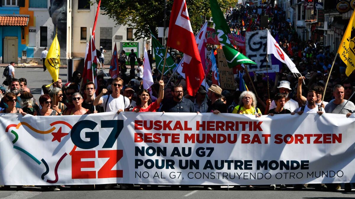 La izquierda abertzale protesta contra el G7 en la frontera entre España y Francia