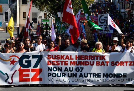 La izquierda abertzale protesta contra el G7 en la frontera entre España y Francia