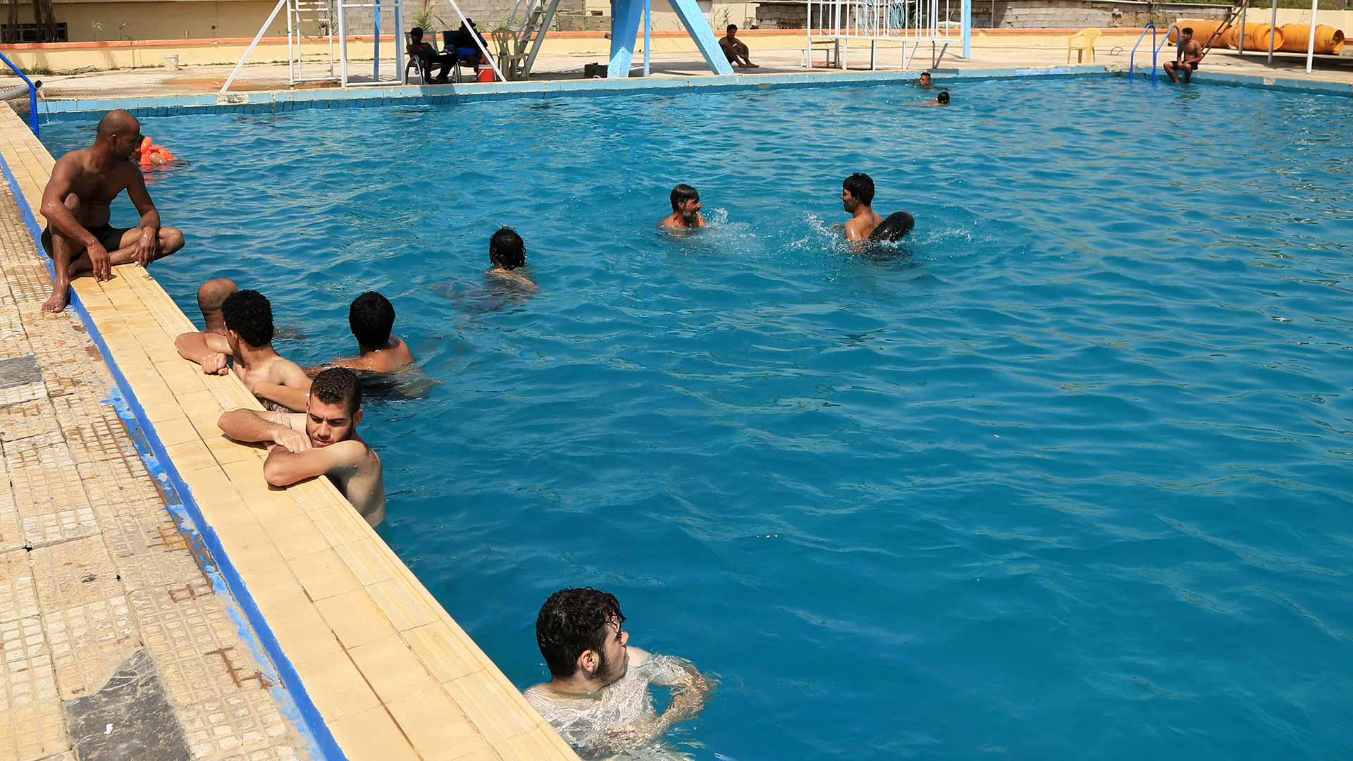 La nueva moda en las piscinas valencianas: defecar en el agua