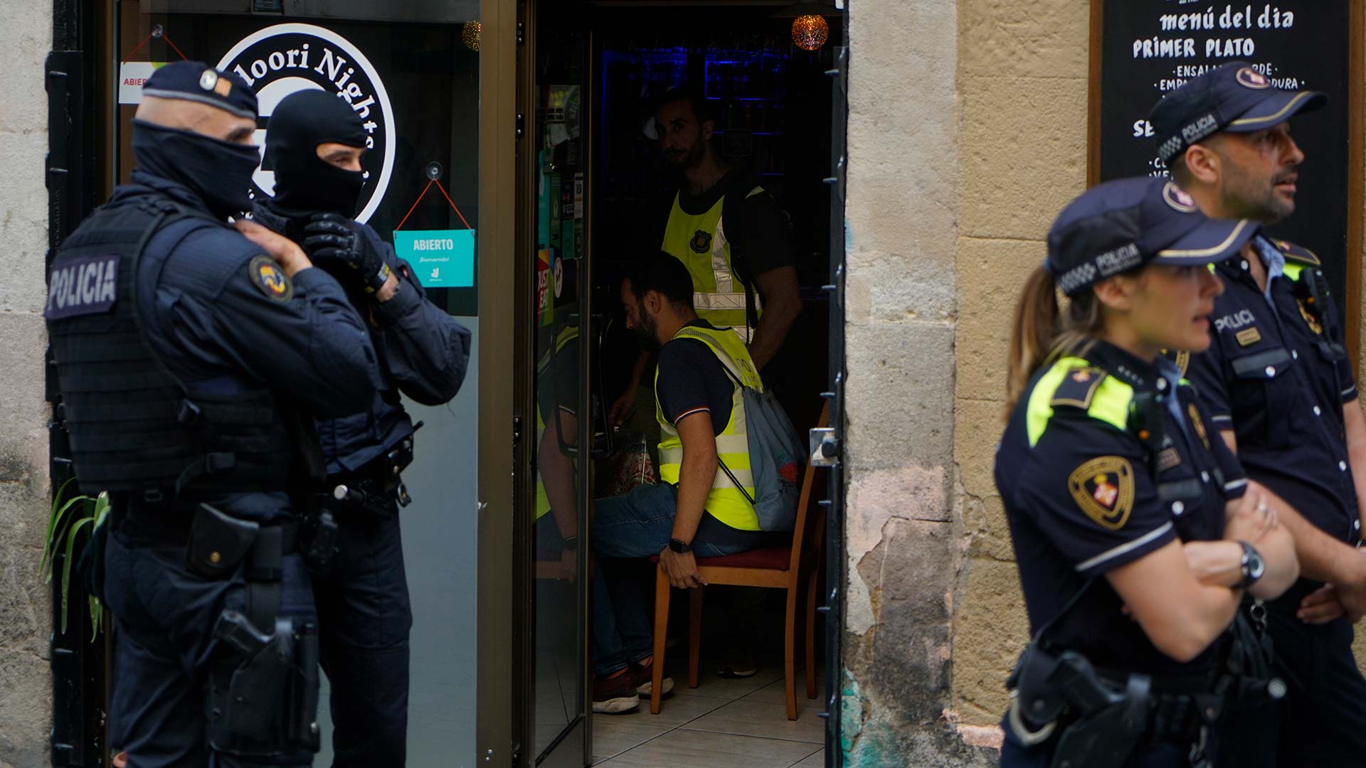 Los Mossos investigan la muerte de una mujer encontrada en la calle en Barcelona
