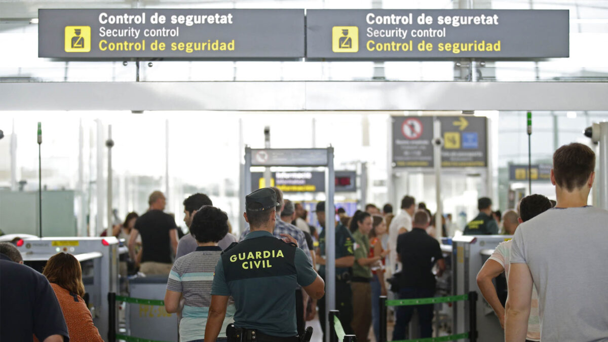 Los vigilantes de seguridad del Aeropuerto de Barcelona acuerdan ir a la huelga indefinida