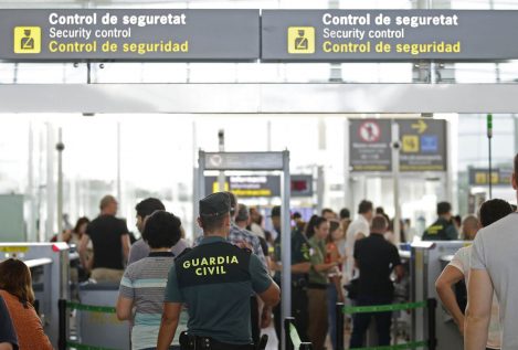 Los vigilantes de seguridad del Aeropuerto de Barcelona acuerdan ir a la huelga indefinida