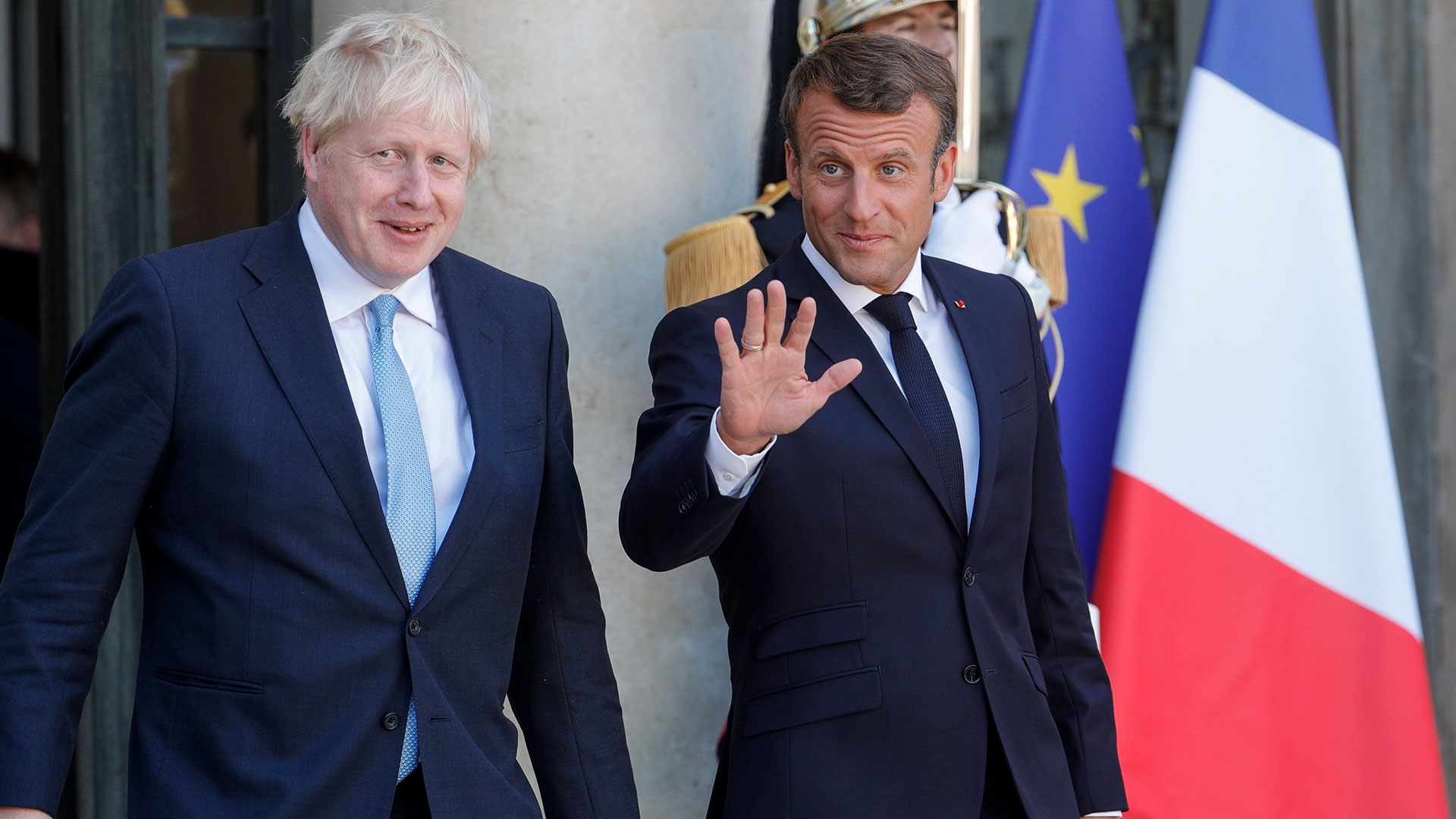 Macron advierte a Johnson de que no se cambiará el acuerdo del Brexit