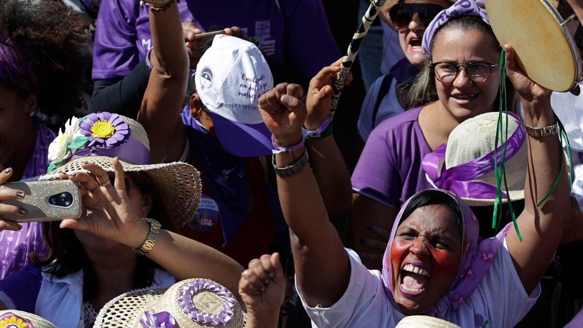 Decenas de miles de campesinas marchan contra Bolsonaro en una masiva protesta en Brasilia