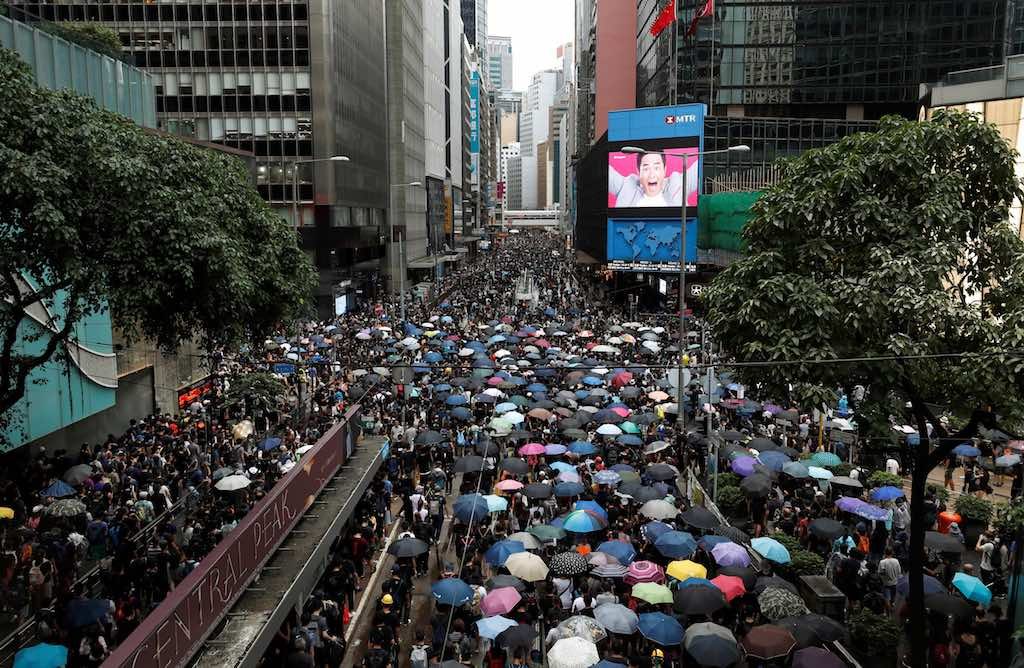 Miles de hongkoneses desafían la prohibición de la policía y salen a la calle a manifestarse 1