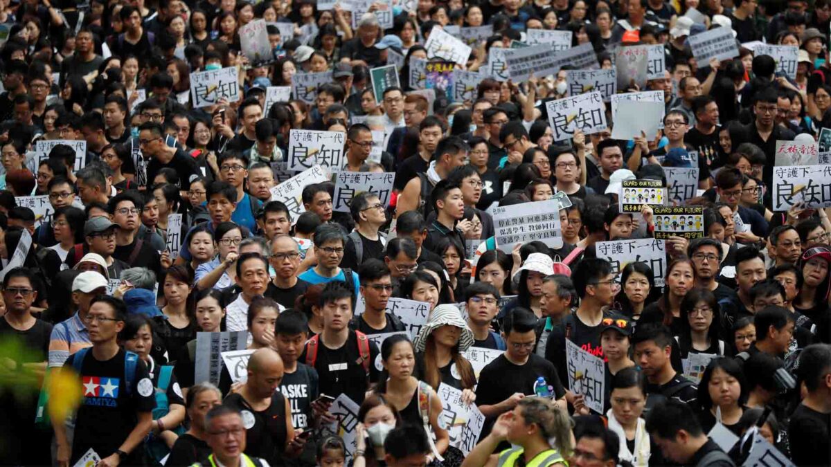 Miles de profesores marchan en Hong Kong para «proteger a la próxima generación»