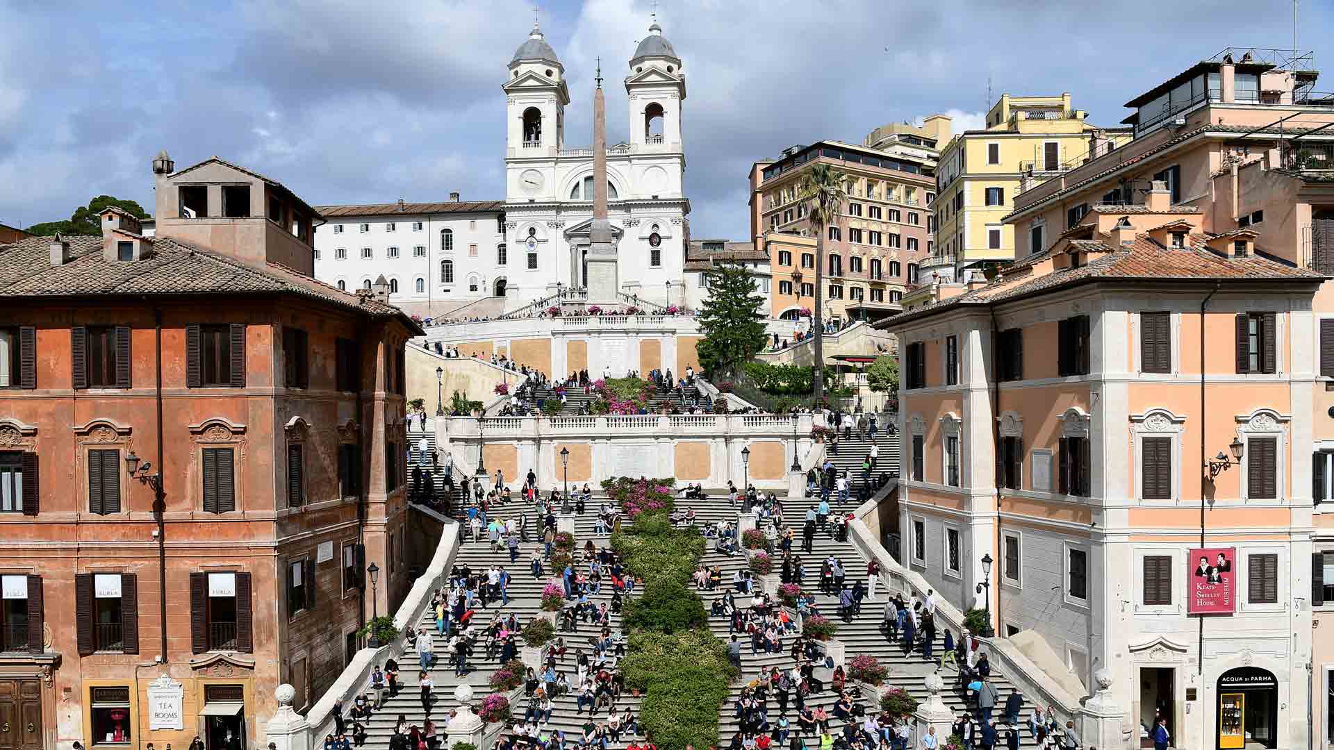 Multas de hasta 400 euros por sentarse en las escaleras de la Plaza de España de Roma