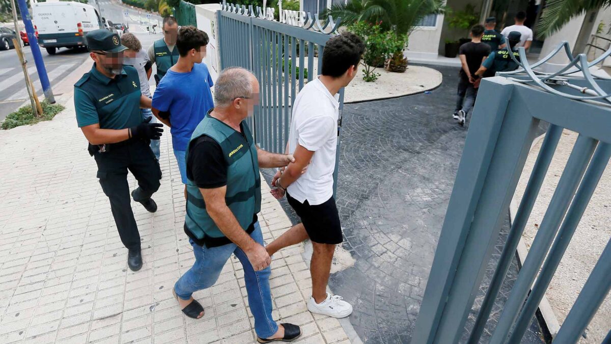 Prisión provisional para tres de los cinco detenidos por la violación en grupo en Benidorm