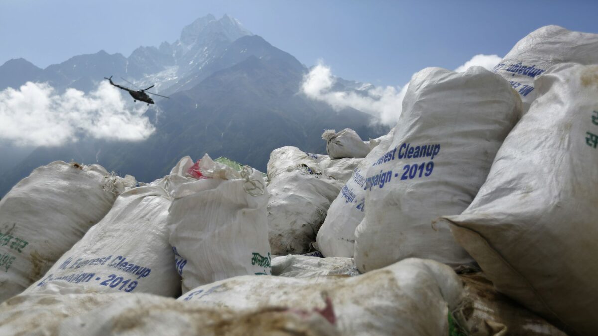 Nepal prohíbe los plásticos de un solo uso en el Everest