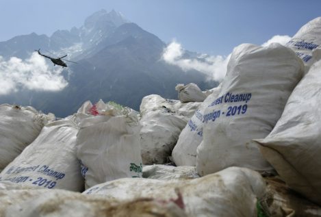 Nepal prohíbe los plásticos de un solo uso en el Everest