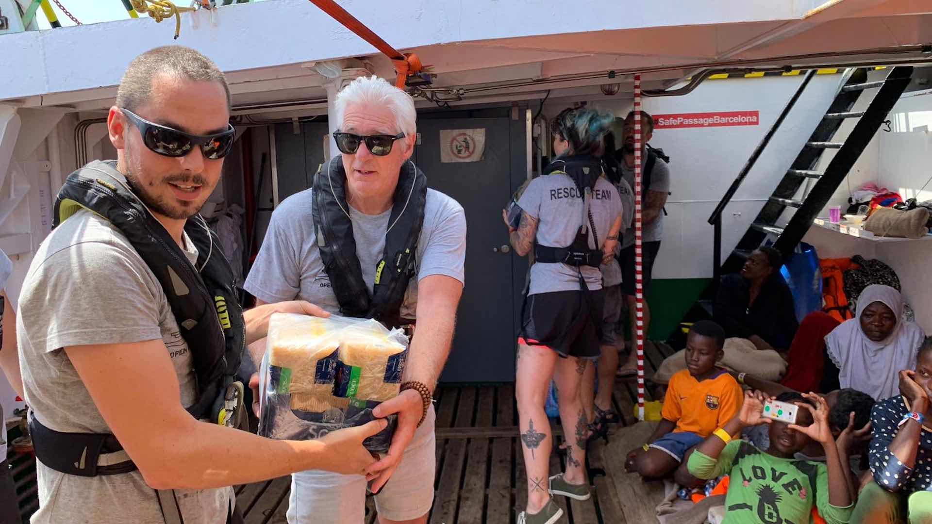 Richard Gere lleva provisiones al barco del Open Arms con 121 inmigrantes