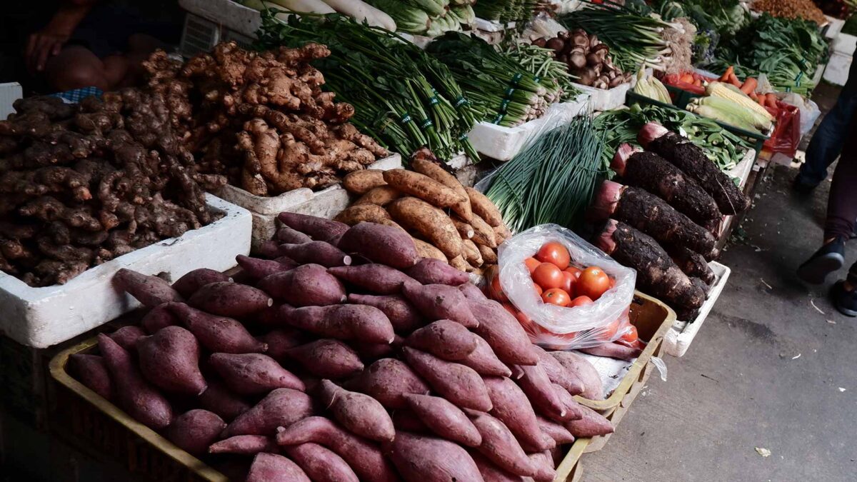 Se entrega a la Policía una joven que orinó sobre unas patatas en un supermercado