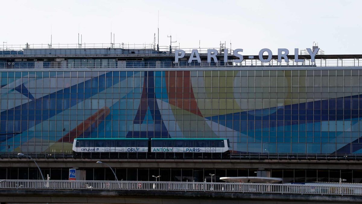 Suspendido un vuelo de París a Barcelona tras el arresto de un hombre con un cuchillo