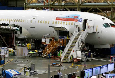 Un Boeing 787 se ve obligado a aterrizar de emergencia tras desprenderse partes de su motor