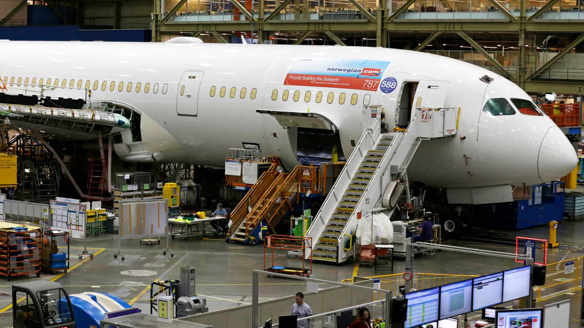 Un Boeing 787 se ve obligado a aterrizar de emergencia tras desprenderse partes de su motor