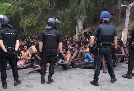 153 migrantes consiguen entrar en Ceuta tras un salto masivo a la valla fronteriza
