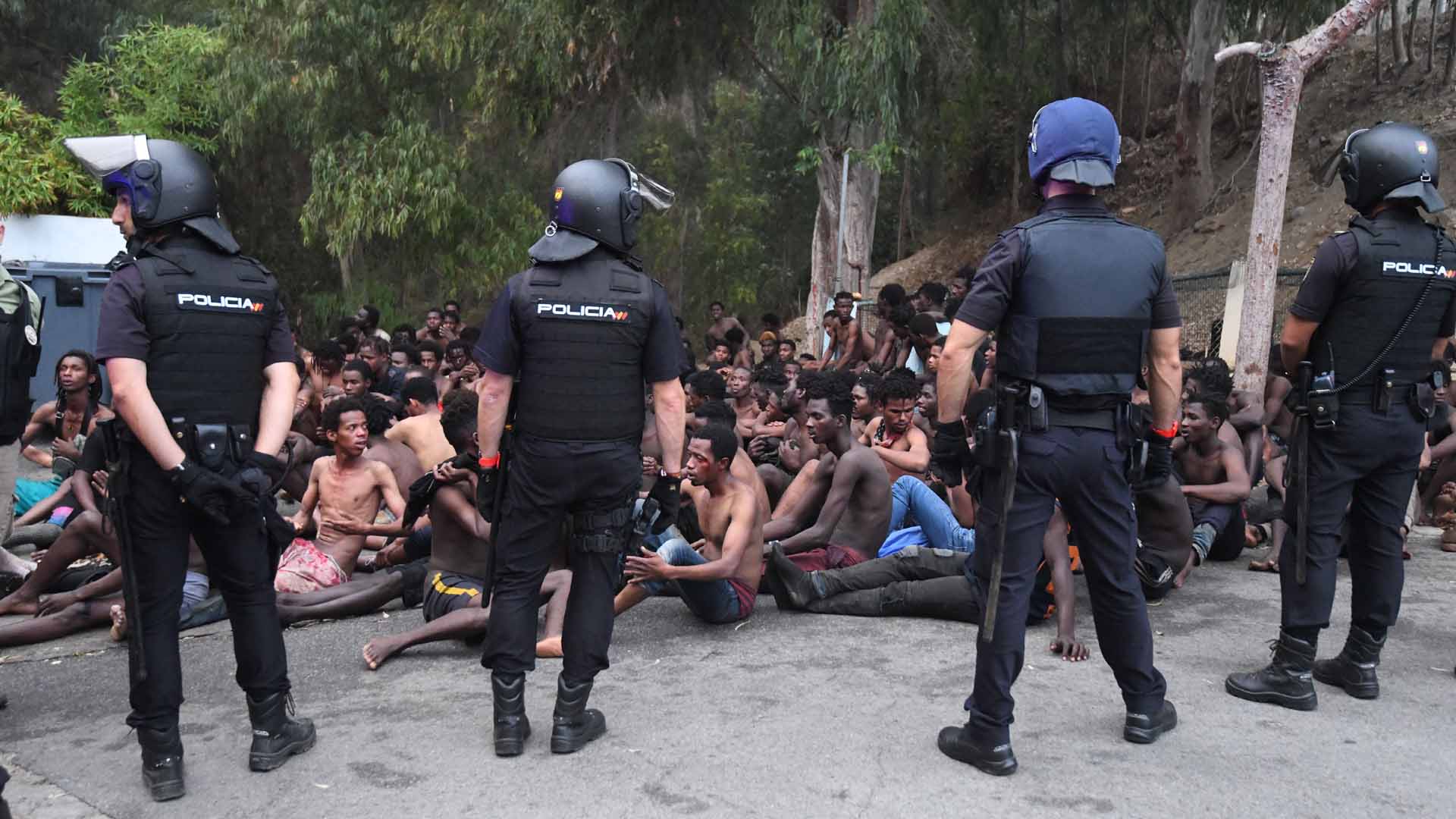 153 migrantes consiguen entrar en Ceuta tras un salto masivo a la valla fronteriza