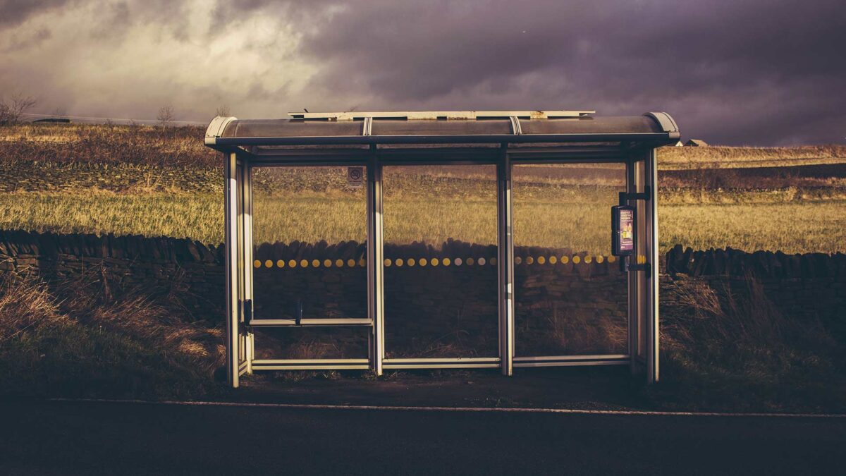 Un conductor de autobús deja abandonada a una menor en una carretera de Madrid por no tener cambio