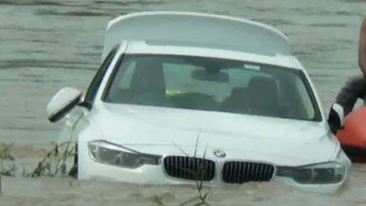 Un joven tira el BMW que le habían regalado sus padres a un río porque no era el coche que quería