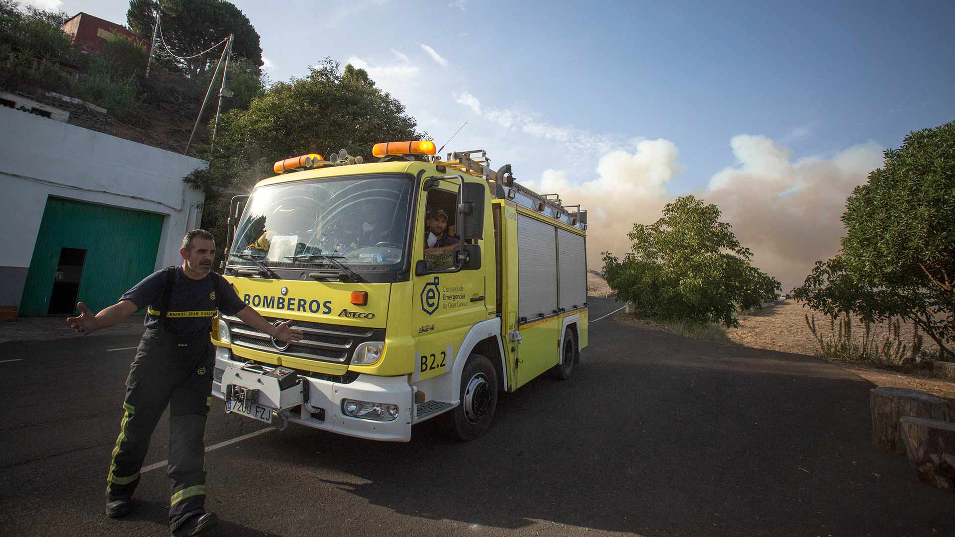 Un nuevo incendio sin control en Gran Canaria obliga a desalojar a 4.000 personas
