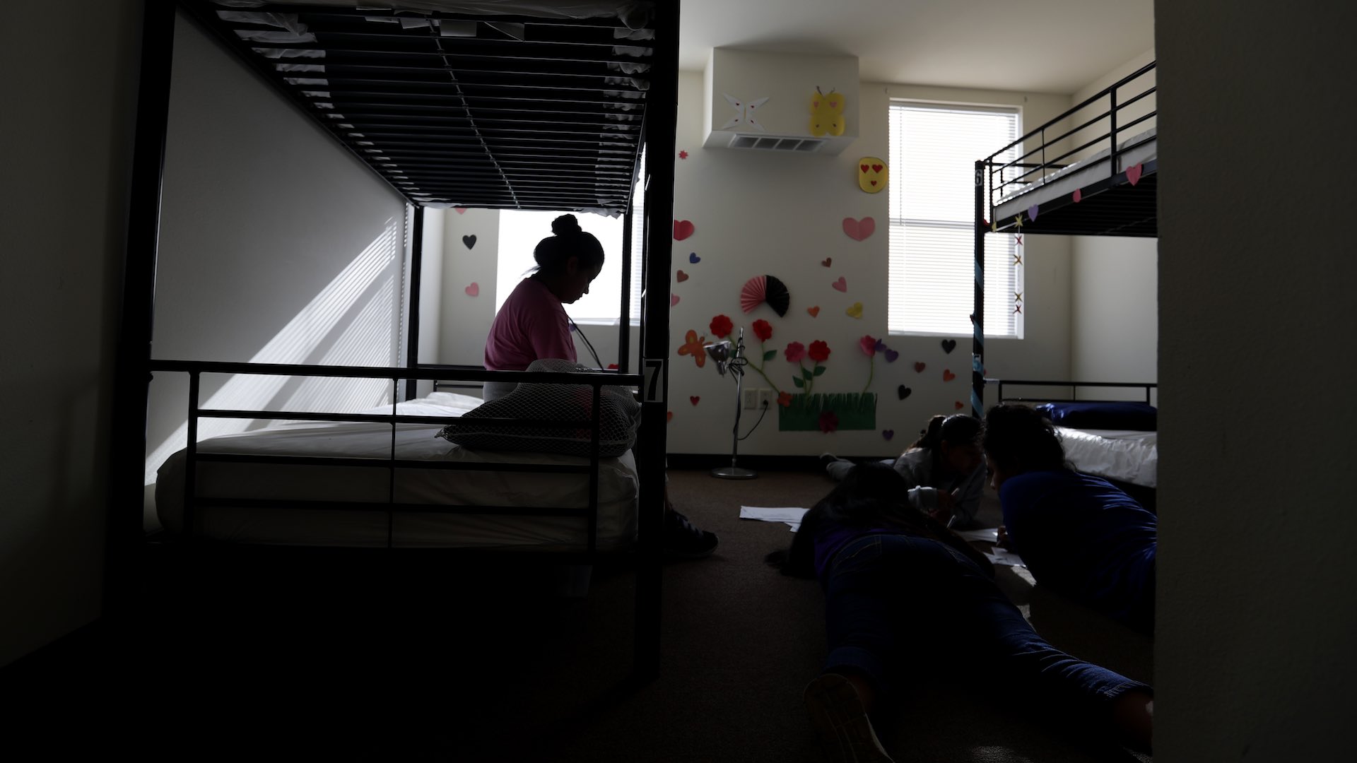 Un tribunal en EEUU ordena que los niños migrantes detenidos tengan jabón y camas