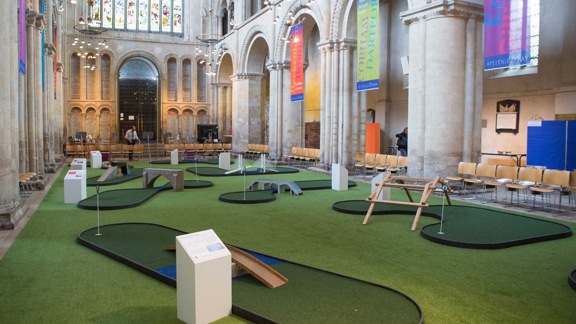 Una catedral británica instala un minigolf para atraer fieles