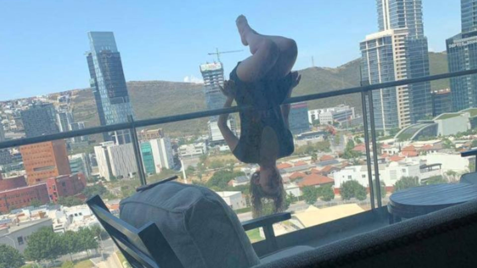 Una joven cae desde un quinto piso al practicar yoga extremo