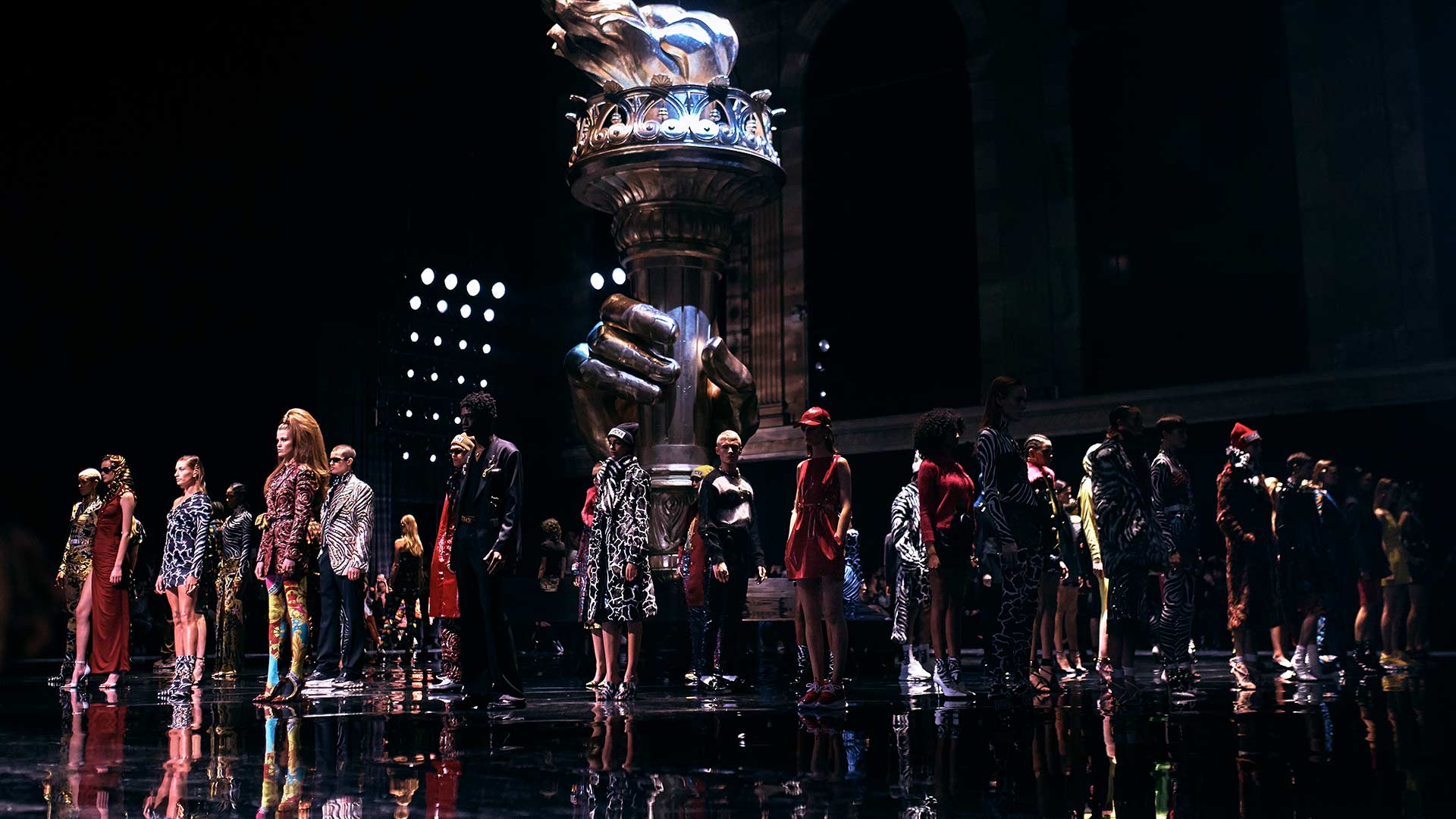 Versace se disculpa por ofender a China con una polémica camiseta