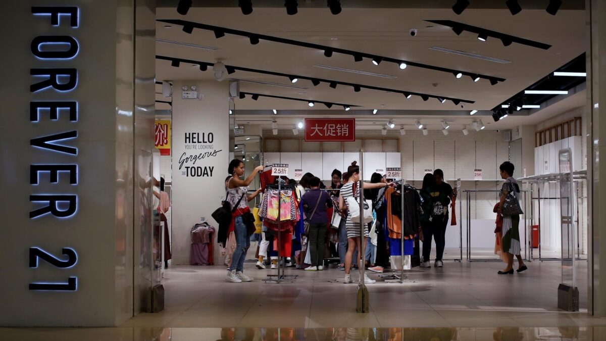 Forever 21 se declara en quiebra y cerrará 350 tiendas