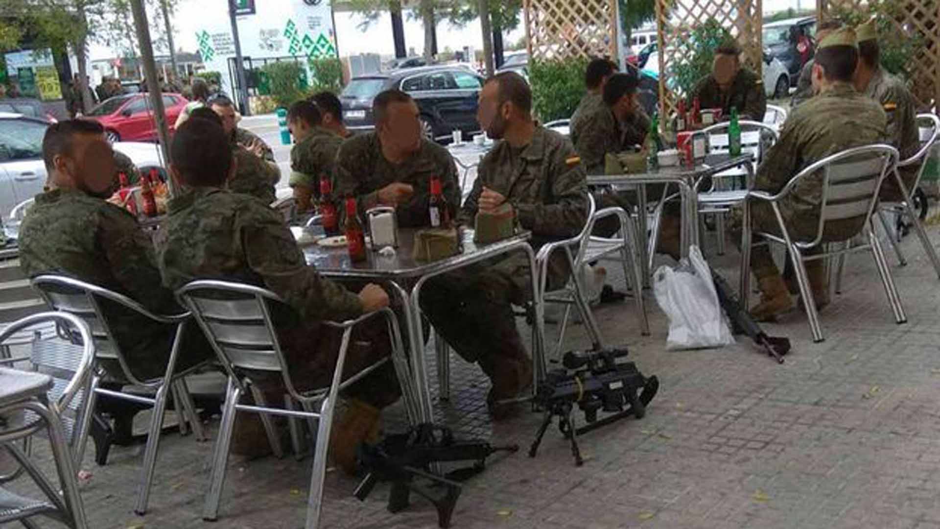 Defensa investigará a los legionarios que bebieron cerveza junto a sus armas en Vilafranca del Penedès