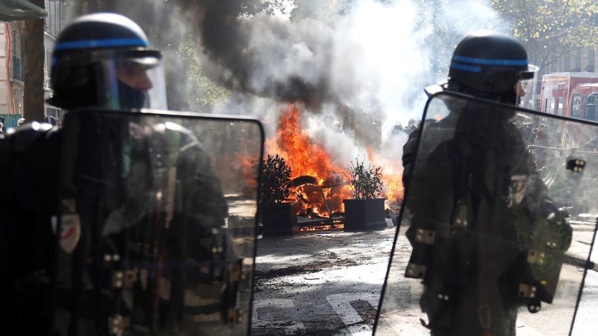 Más de 100 detenidos en una tensa jornada de protestas en París