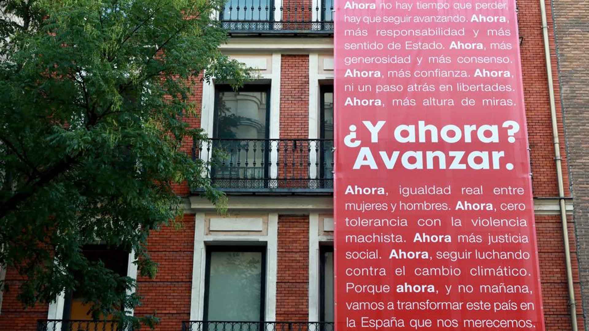 El PSOE estrena la campaña del 10N y cuelga en Ferraz un cartel con el lema "¿Y ahora...? Avanzar"