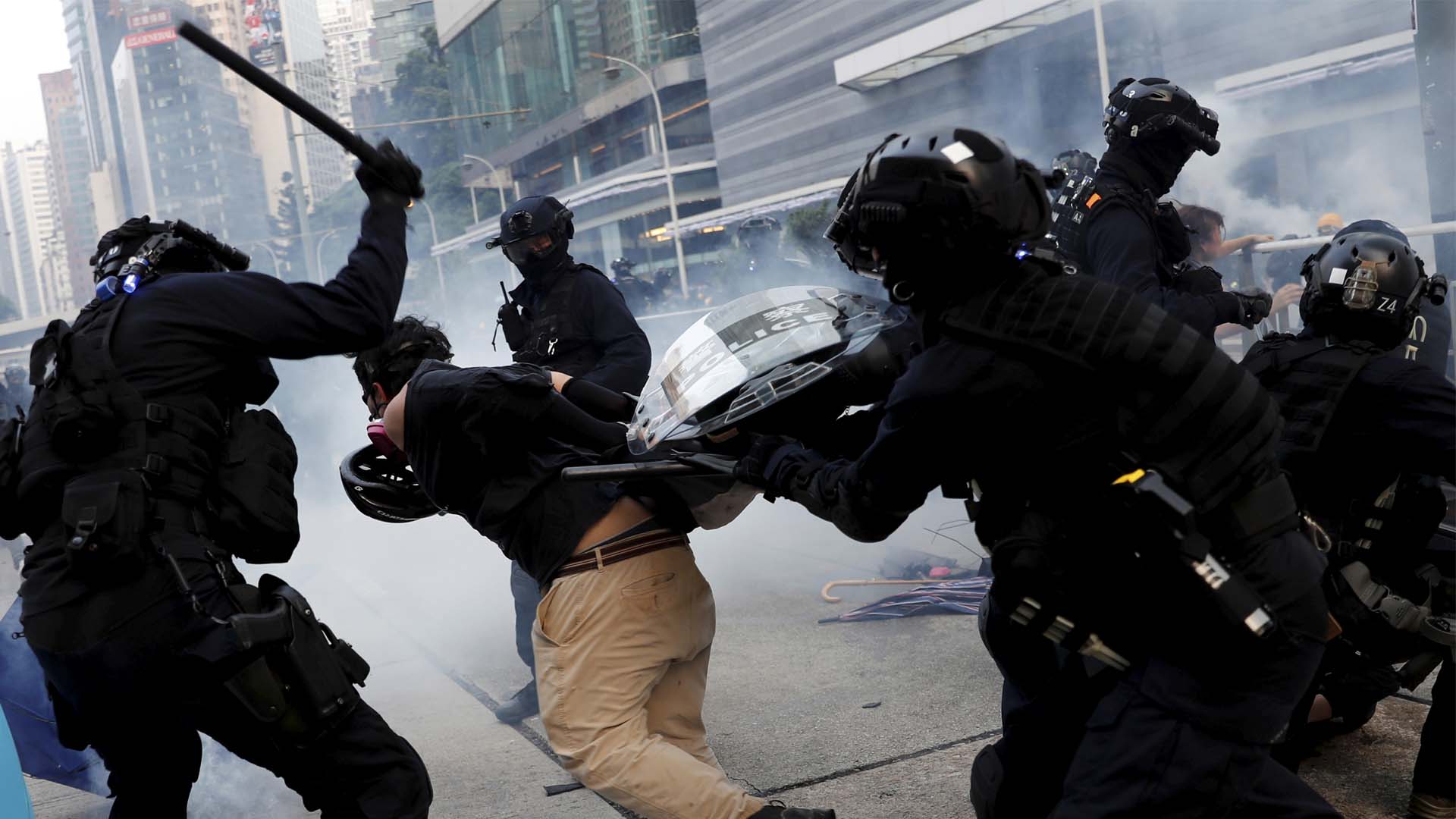 La policía de Hong Kong carga contra los manifestantes y lanza gas lacrimógeno