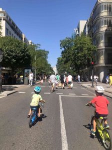 Los niños jugan libremente por la Calle Fuencarral, donde los domingos se corta el tráfico.