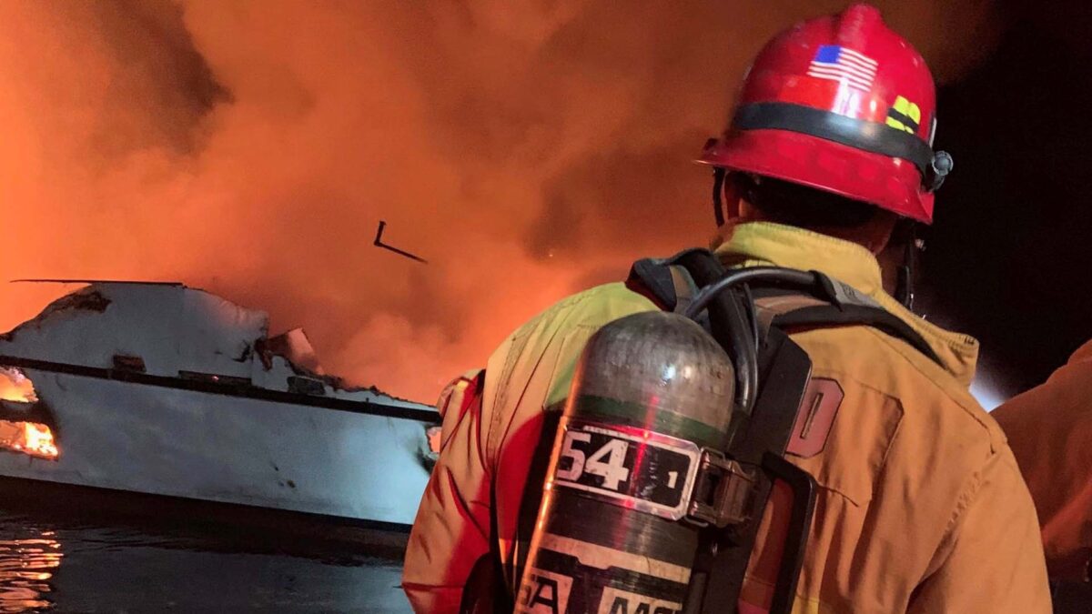 Al menos cuatro muertos y más de 20 desaparecidos tras el incendio de un barco en Estados Unidos