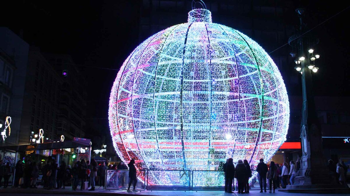 Vigo empieza a instalar las luces de Navidad antes de que acabe el verano