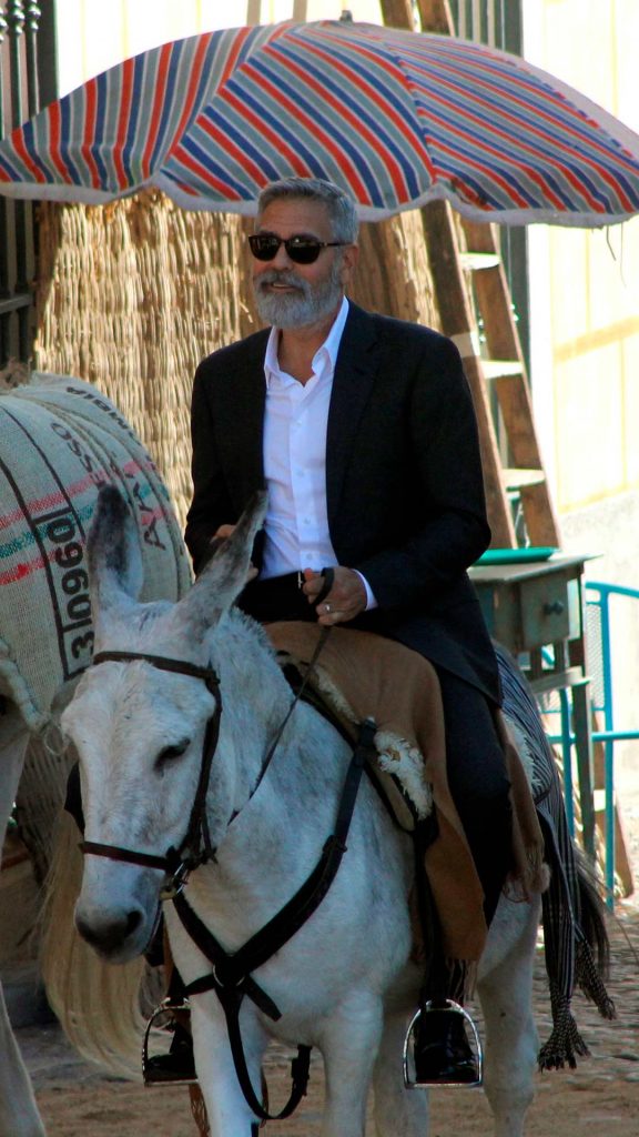 Clooney pasea en burro por un pueblo español para rodar un anuncio 1