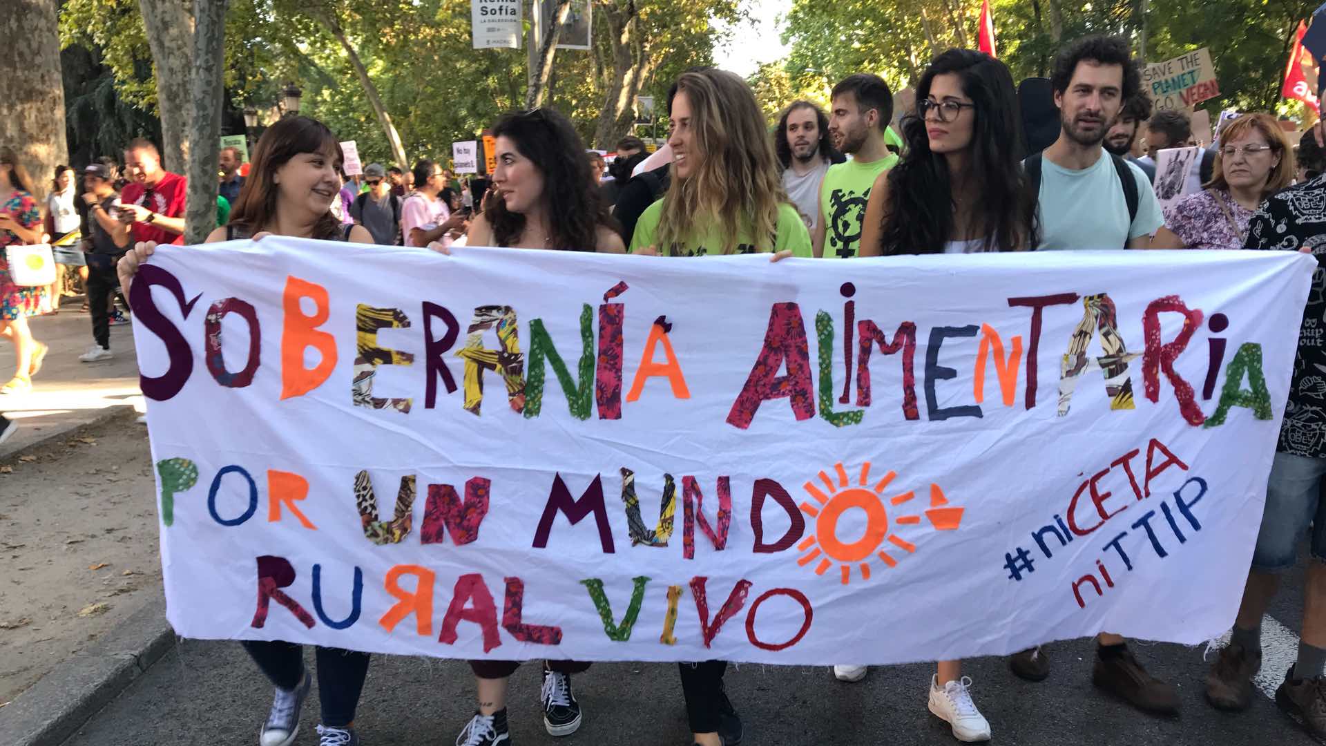 Decenas de miles de personas se manifiestan en España contra la crisis climática: "Hay más plástico que sentido común"