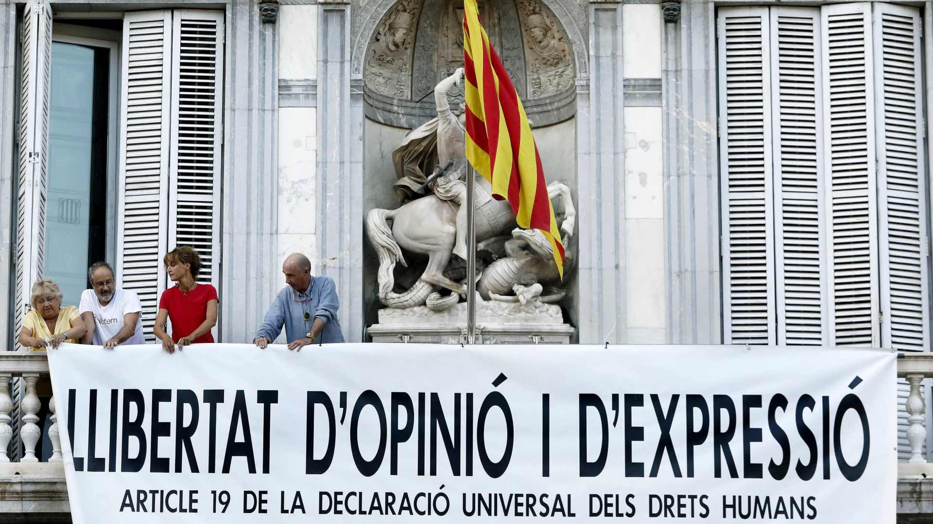 Despliegan en la Generalitat otra pancarta tras retirar la de los presos por orden judicial