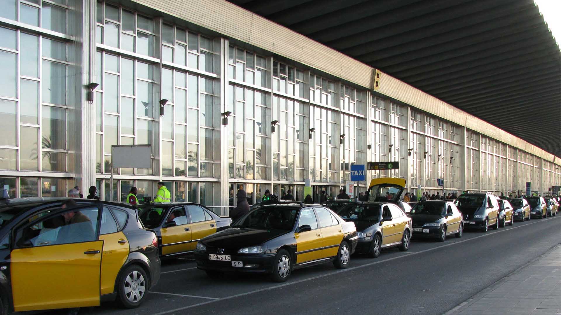 Detenido un taxista por apuñalar a otro en el aeropuerto de Barcelona
