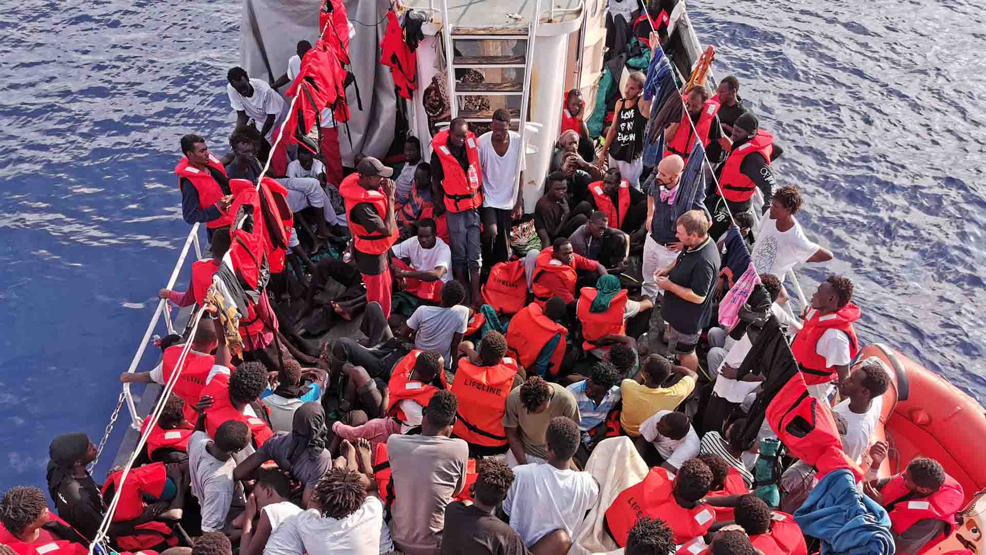 La Guardia de Finanza italiana incauta el barco Eleonore con 104 migrantes a bordo y lo conduce a puerto