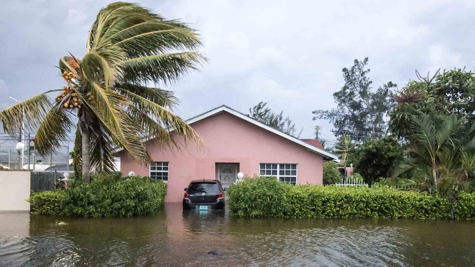 El huracán Dorian deja cinco muertos en Bahamas y se debilita a la categoría 3