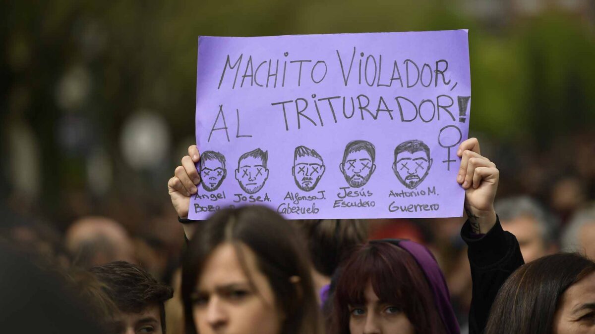 El violador que actúa en grupo es más joven y agresivo que el solitario