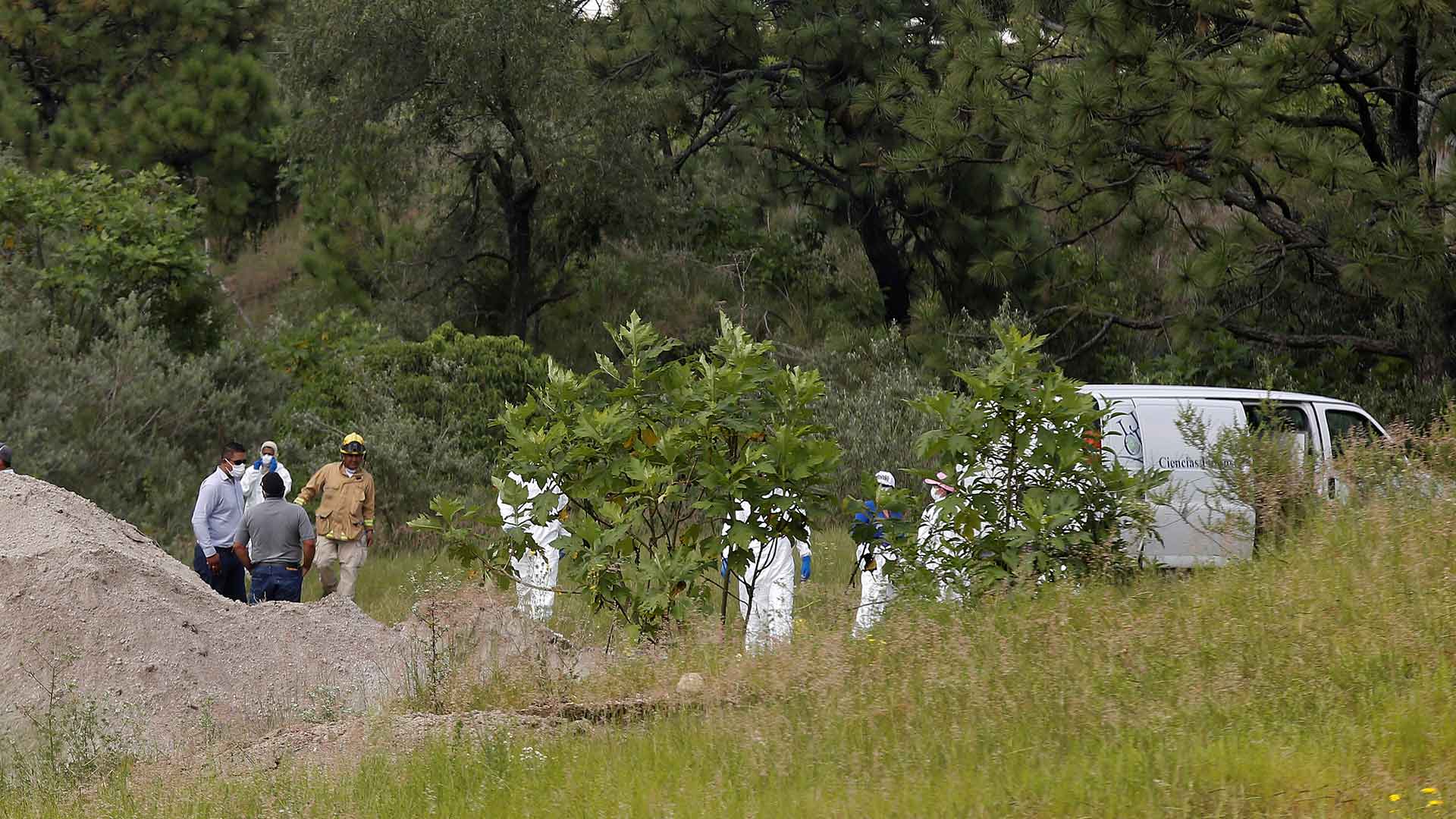 Encuentran 119 bolsas con restos humanos en un bosque de México