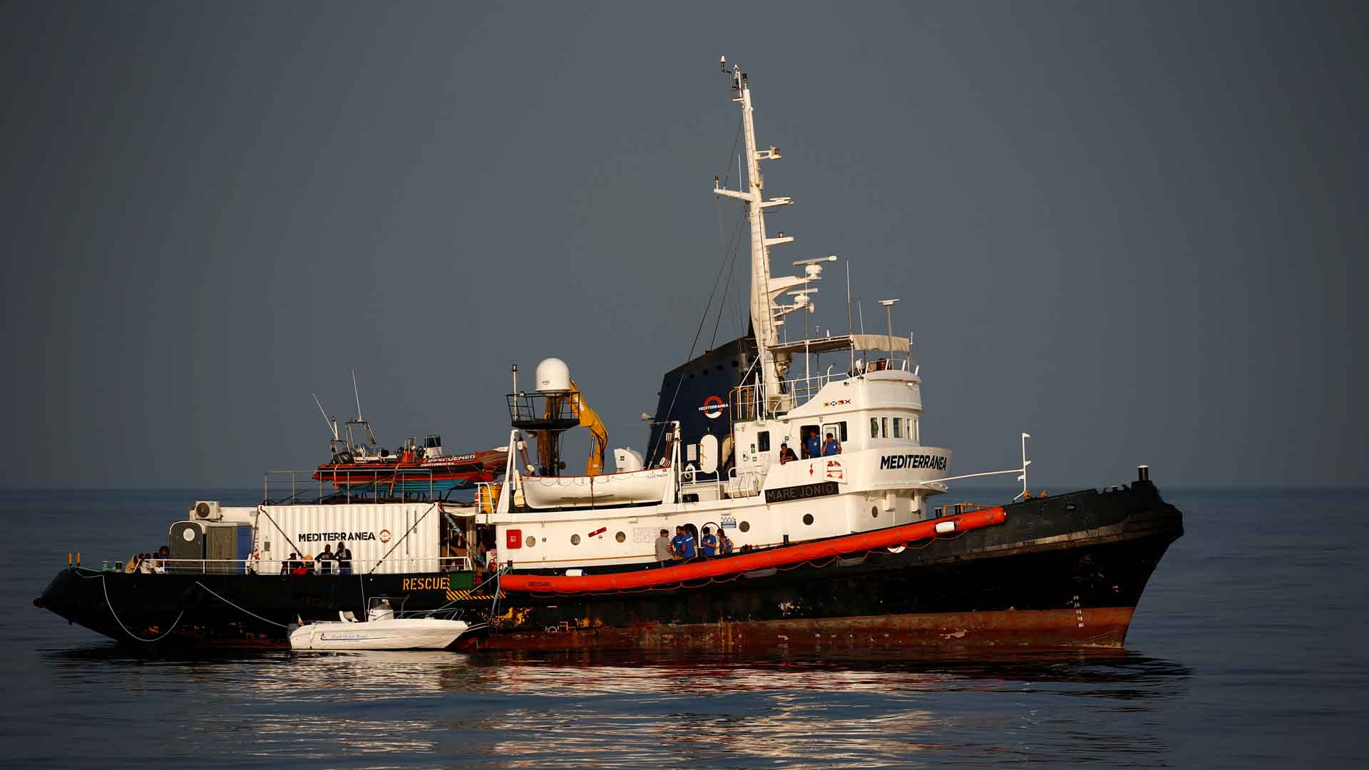 El barco 'Mare Jonio', incautado y multado con 300.000 euros por entrar en aguas italianas