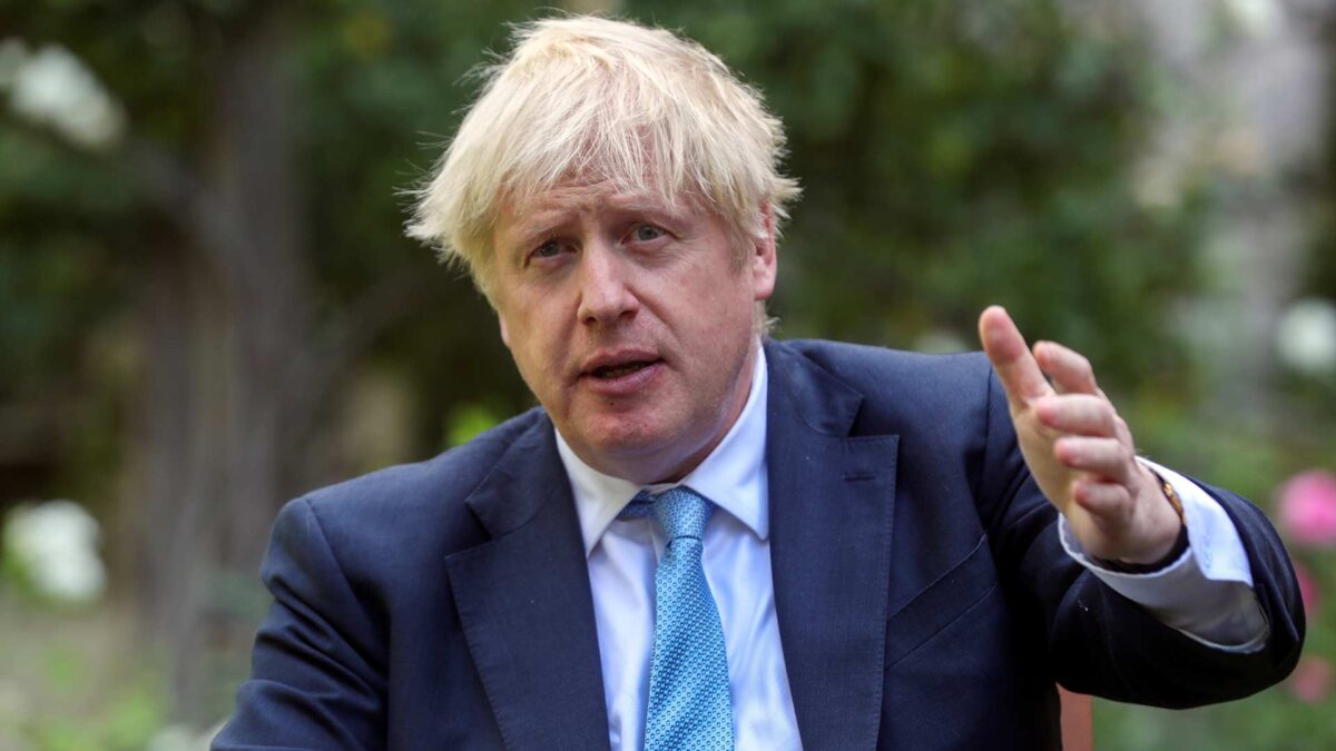 Johnson amenaza con echar a los conservadores rebeldes y asegura que no retrasará el Brexit